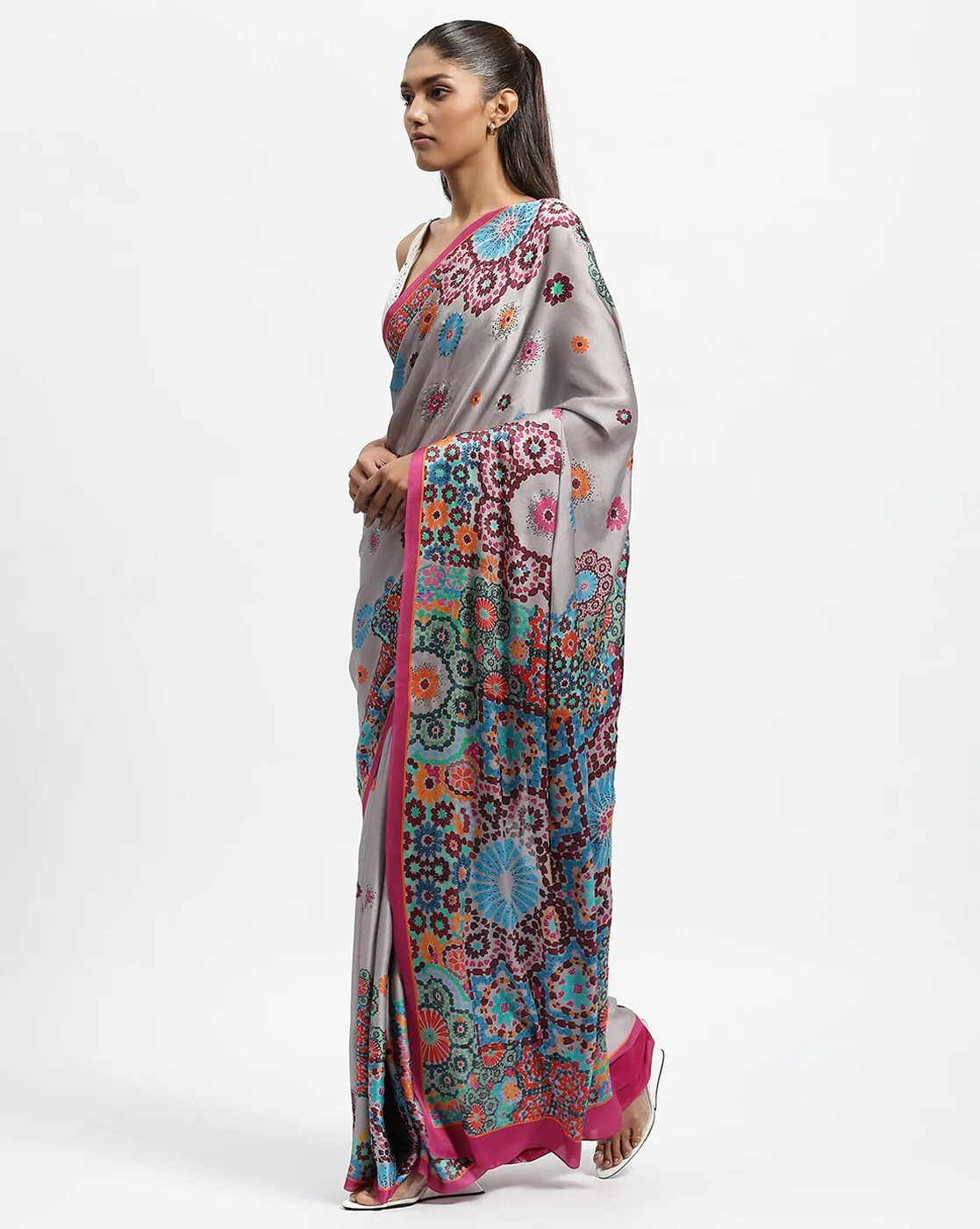 -1117Wx1400H-410480058-gry03-MODEL2